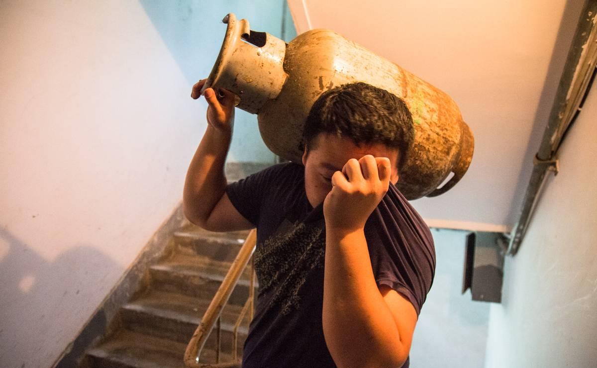 湖北夫妇捡一弃婴,扛煤气罐供其读博,24年后,亲生父母上门认亲_肖晶晶