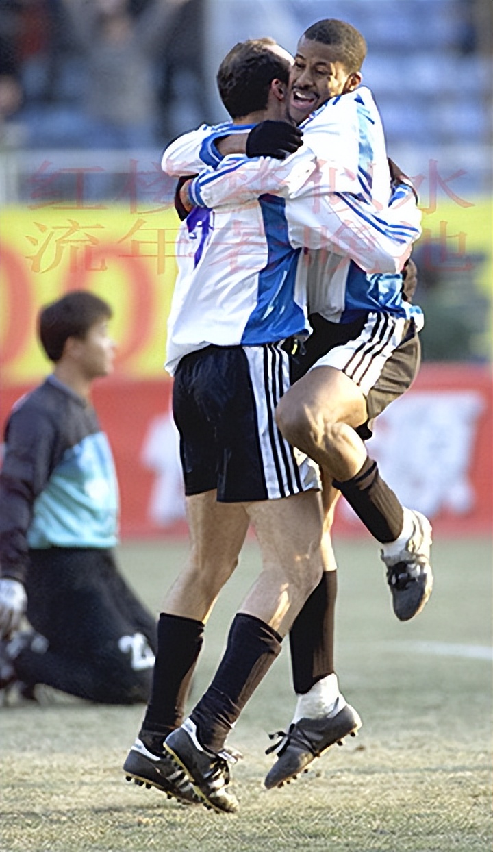 大连实德首发和替补出场球员名单:23-安琦;27-孙继海,队长2-张恩华,16