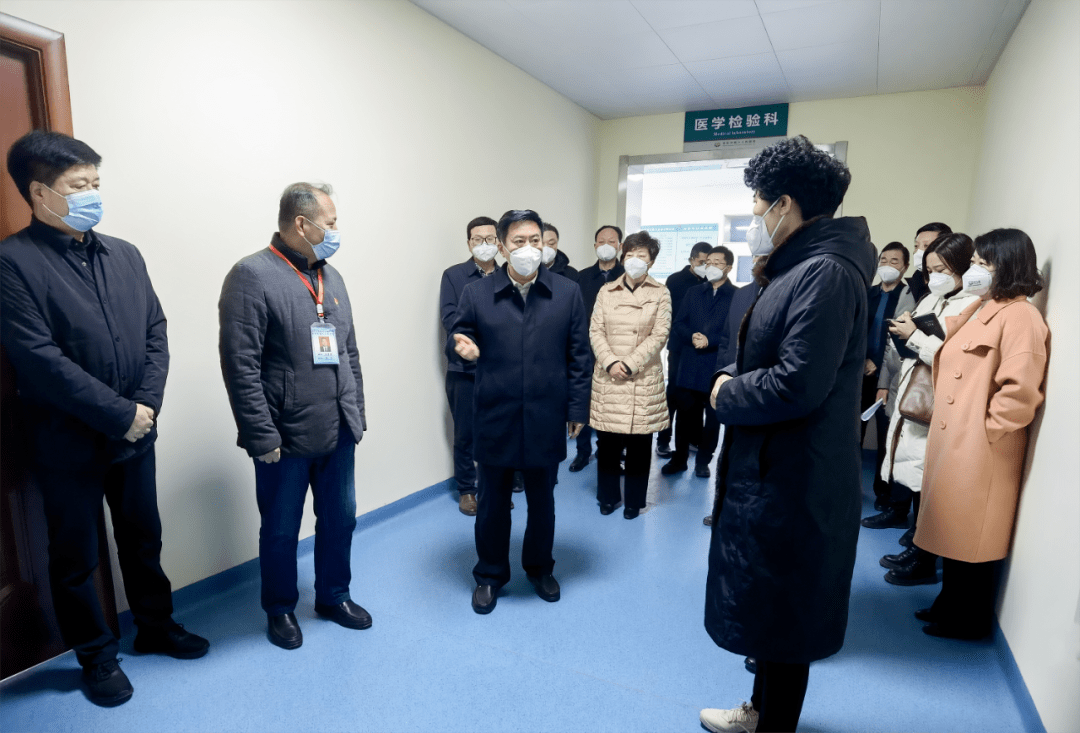 在百里奚社区卫生服务中心, 王智慧看望慰问奋战在一