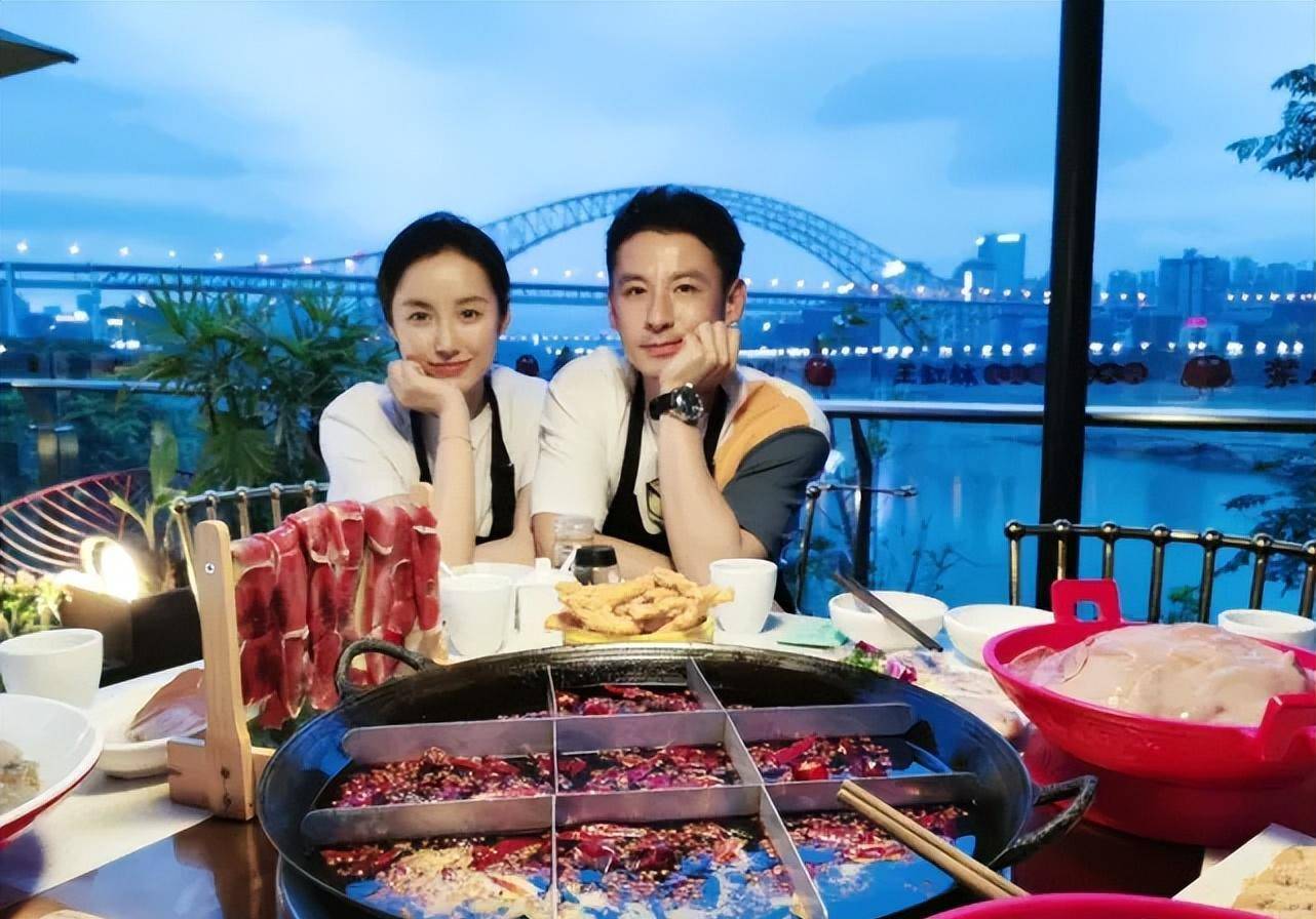 老公多年不避嫌为女ceo庆生,还穿情侣装合影_钱泳辰_何艾_视频