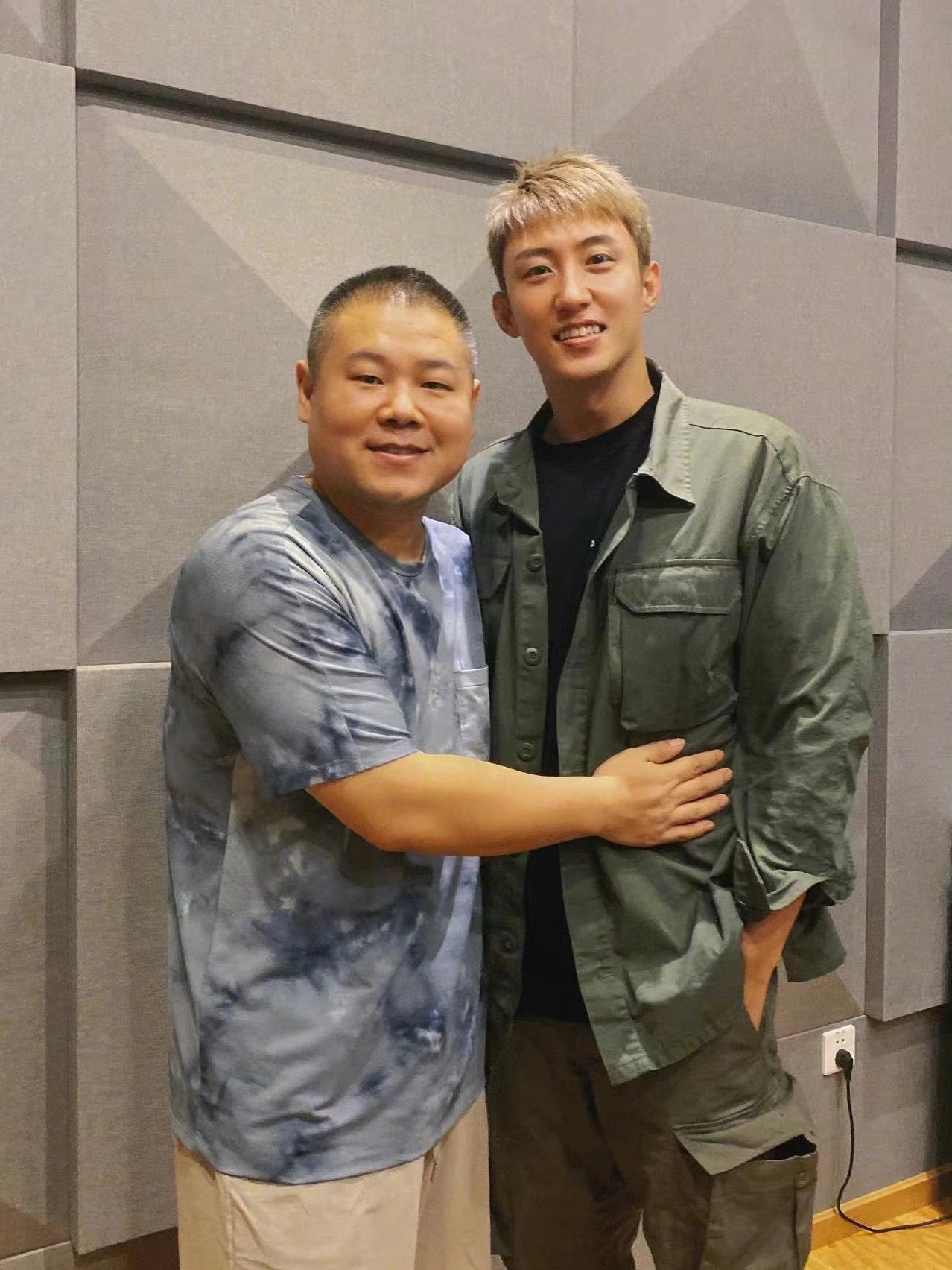 与黄景瑜拍照的背景墙一样,瞬间引发网友热议_因为_好身材_动态