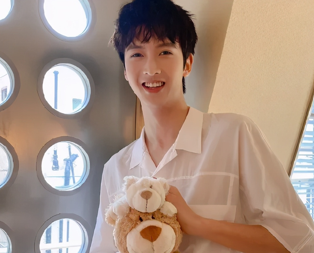 疑陈宥维将粉丝送花丢垃圾桶_节目_网友_时候