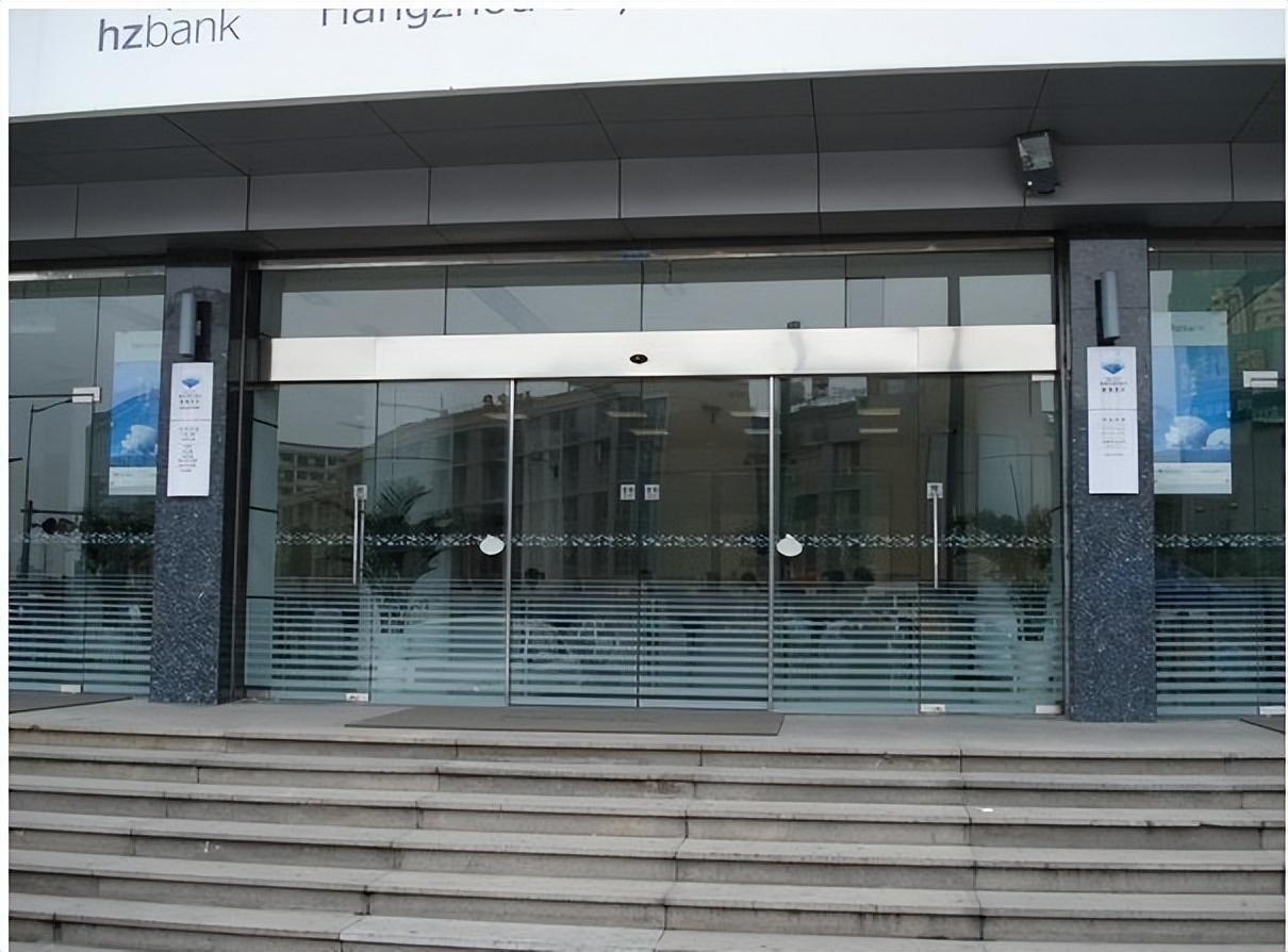 只见徐老太费力的举起自己手中的拐杖,愤怒的砸向了银行的玻璃大门!