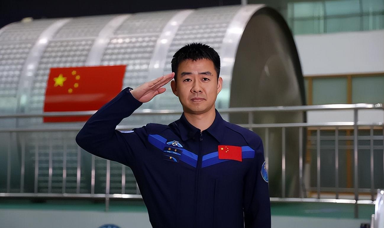 航天员陈冬:新婚次日抛下妻子归队训练,妻子相貌气质非常出众_汪晓燕