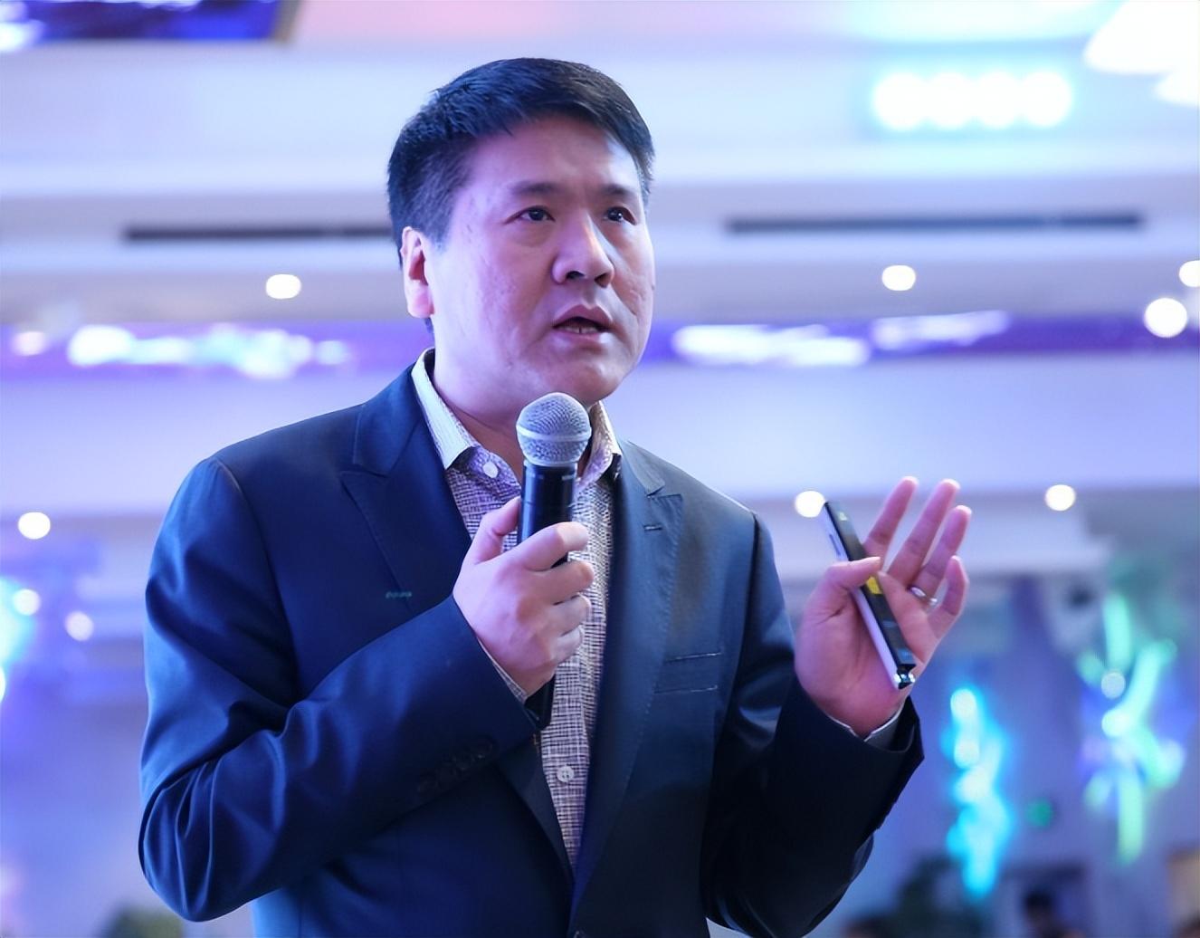 北大博士后王福重,蔑视穷人,抨击农民,讽刺女排,他在图什么?