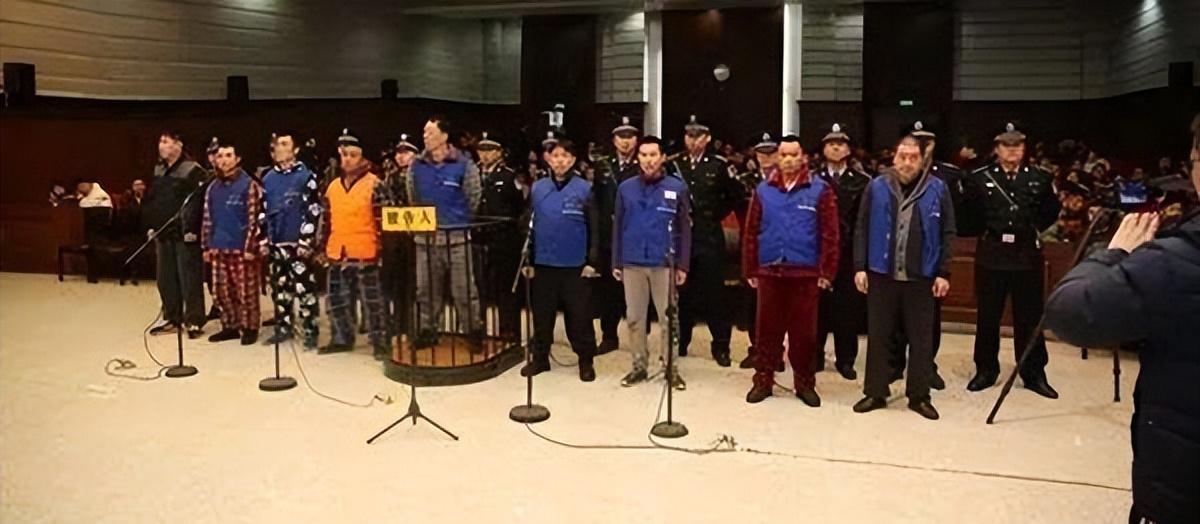 经过调查,他们发现在张宏妻子给胡方权汇款的过程中,有一笔钱并没有
