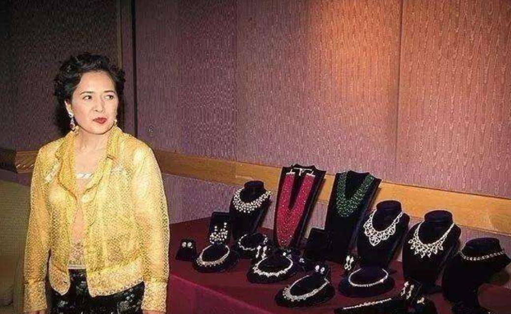 宝咏琴这一生,成就了刘銮雄,却没能放过自己_公司_母亲_大刘