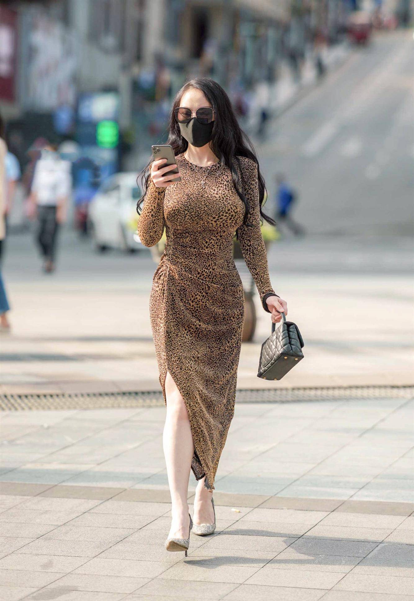 豹纹长袖紧身裙,搭配银亮色高跟鞋,散发时尚妩媚气息,减龄又迷人