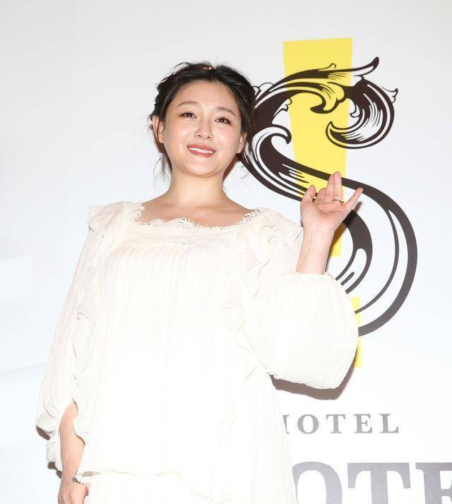 大s中年发福收不住,穿白色连衣裙携老公亮相,这体重怕是有130斤_身材