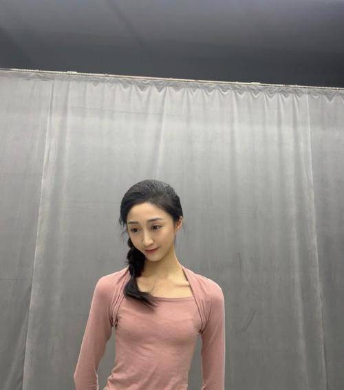 北京舞蹈学院芭蕾舞美女演员小杨迷人美照欣赏,好可爱