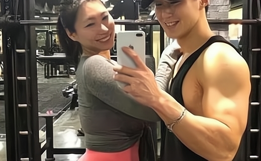 40岁阿姨被20岁大男孩倒追,合照毫无违和感,爱健身的女人魅力大_运动