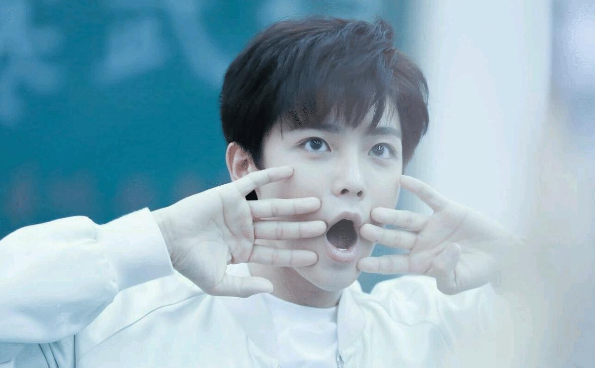 侯明昊充满少年感,眼睛十分清澈,有男子气概也有着细腻的温暖_哈琳_穿