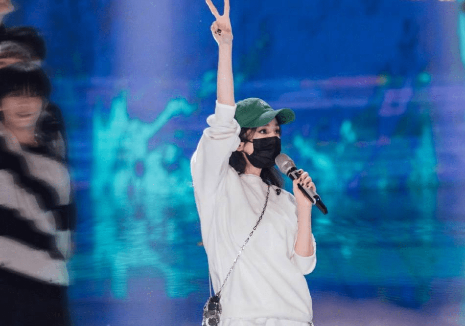 杨幂跨年晚会彩排路透歌手幂身着休闲装少女感十足-搜狐大视野-搜狐新闻