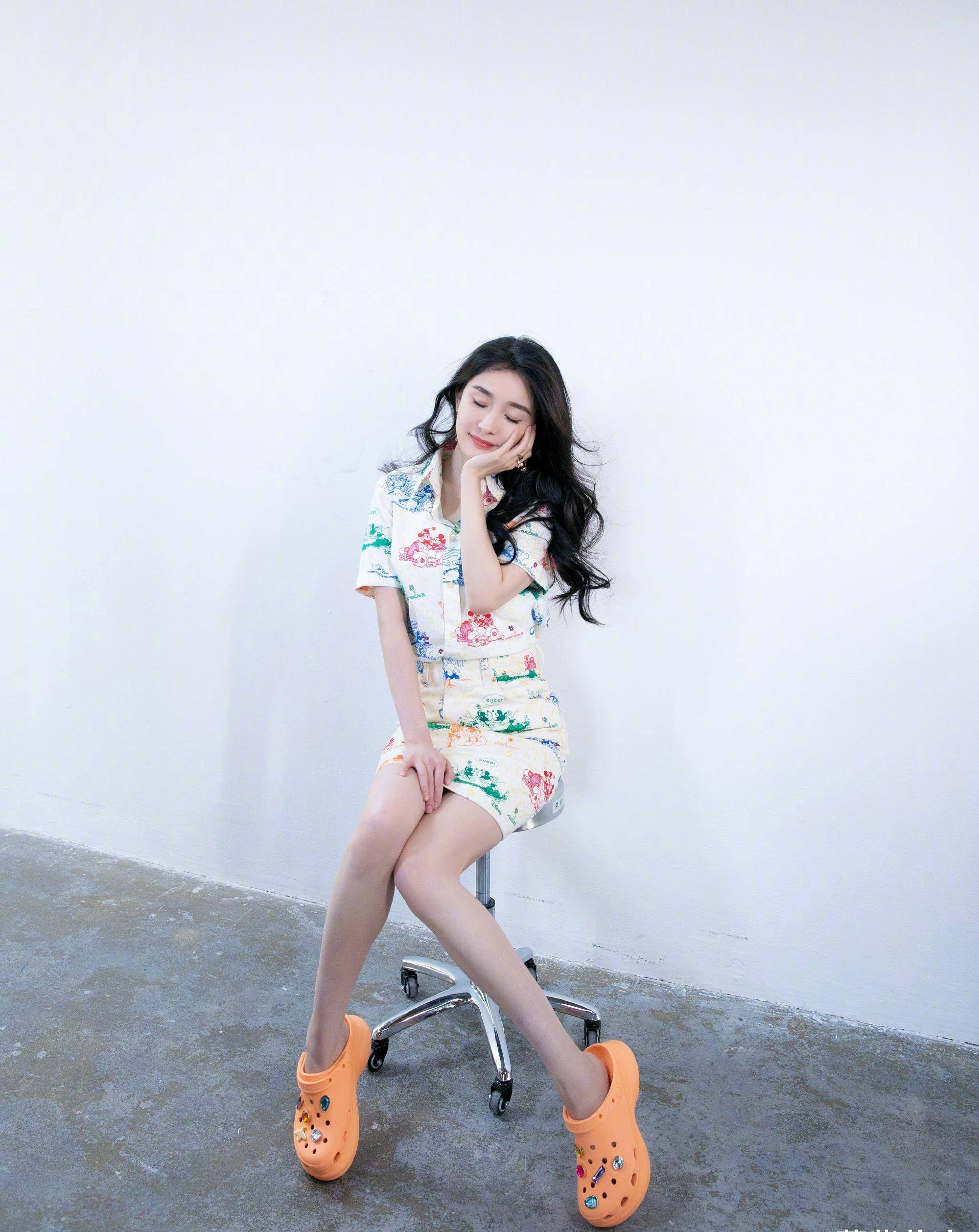 杨幂把空气刘海"毁"了,穿百褶裙配皮夹克,一点也不可爱_时尚_look