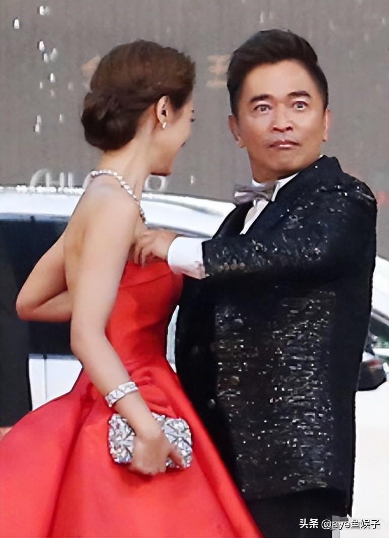 其实这并不是第一次因为不避嫌引发争议,此前吴姗儒在一档综艺节目中