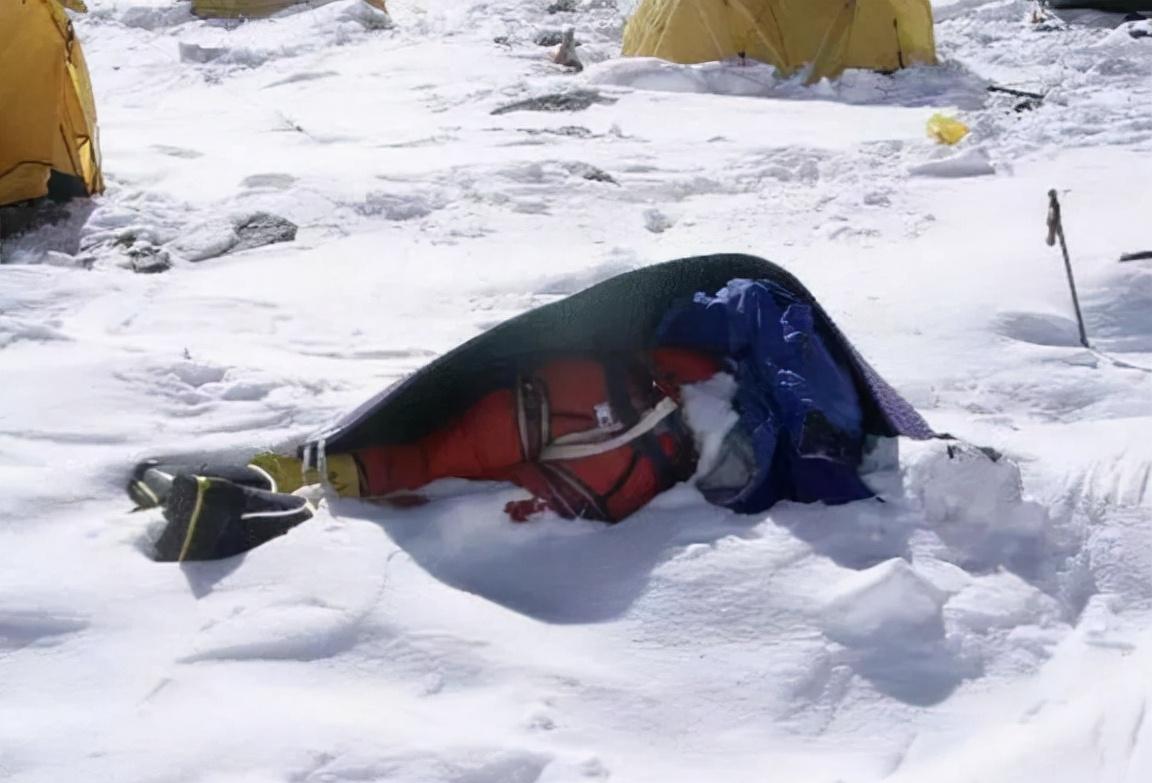 珠峰上最知名路标,绿靴子,睡美人,休息者,为何没人搬下山