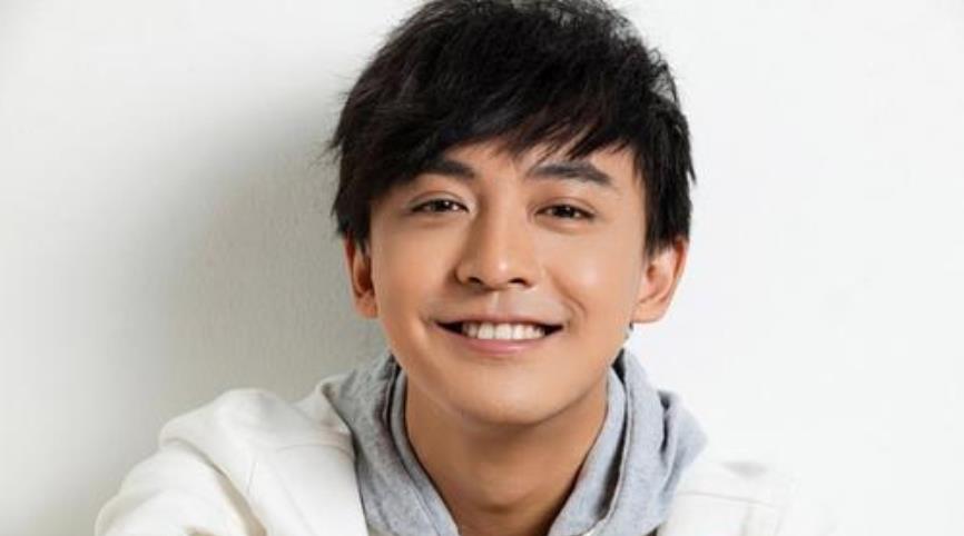 李佳航:大学毕业母亲就因病去世,凭"张益达"爆红,豪宅惹人羡_表演