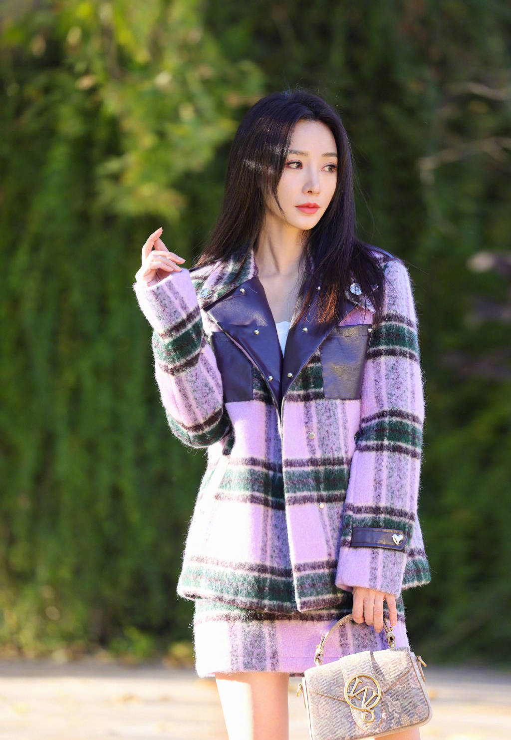 柳岩晒冬日跨年随拍穿紫色格子大衣漫步公园