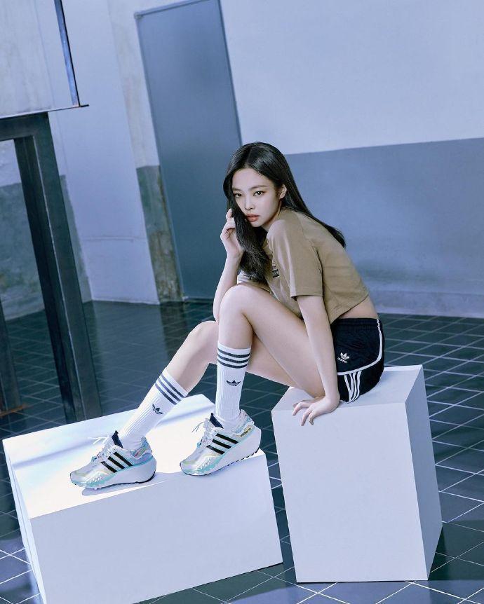 jennie恋情绯闻曝光后首亮相,代言品牌跟权志龙成了对家_金智妮_运动