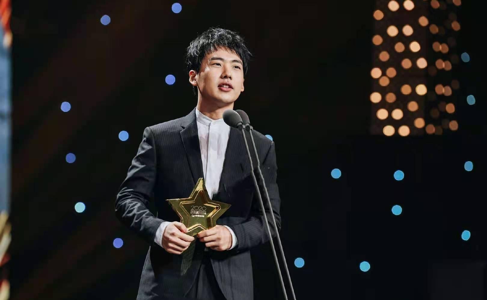 他不仅仅是相声演员,更是演员郭麒麟,期待他更多的影视作品.