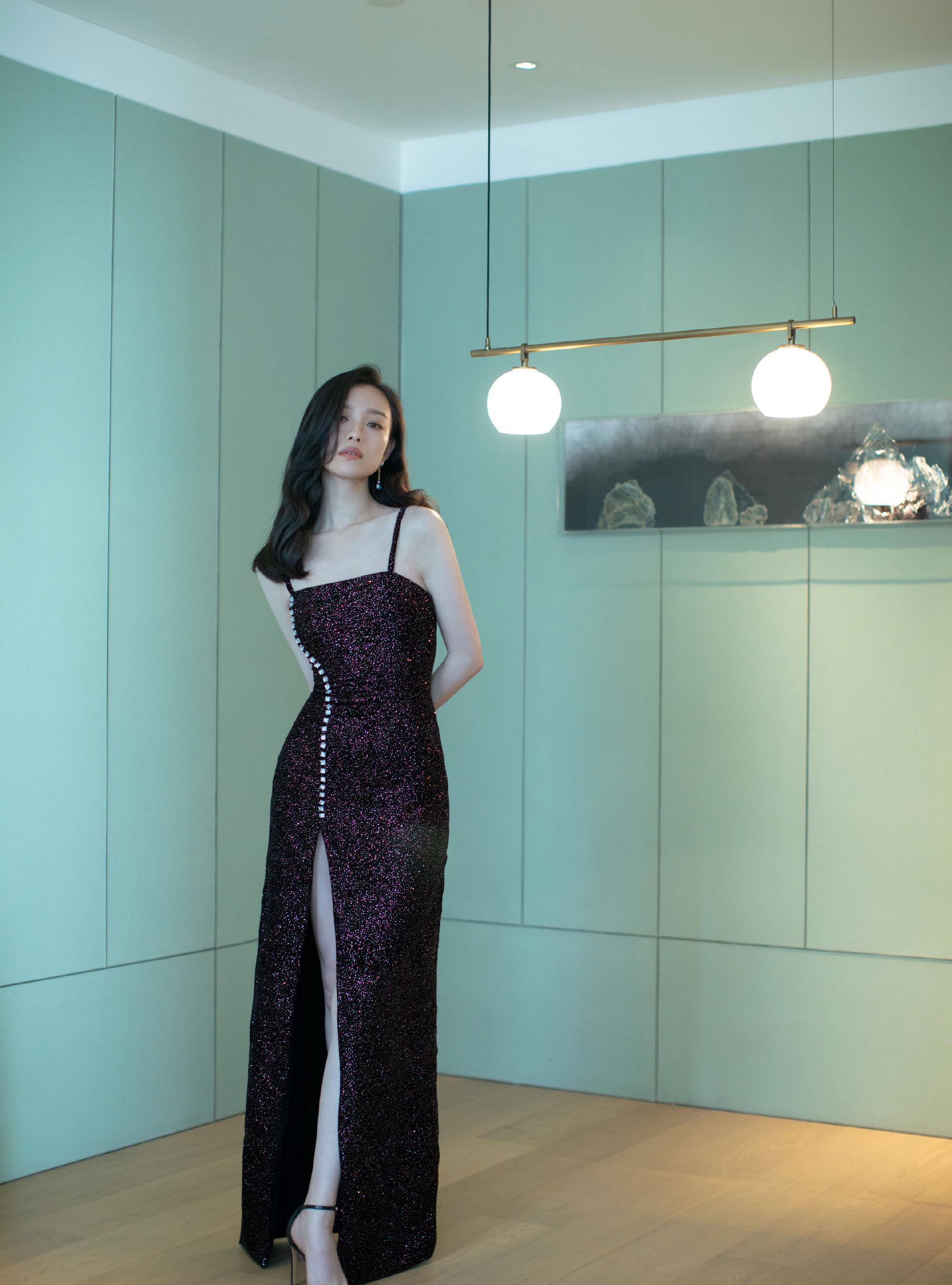 一袭贴身人鱼长裙又媚又美,腰臀比惊艳_礼服_时尚_造型