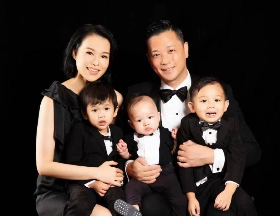 但唯独这一双双眼睛,都随了妈妈胡杏儿,孩子是父母爱情的结晶,这点可
