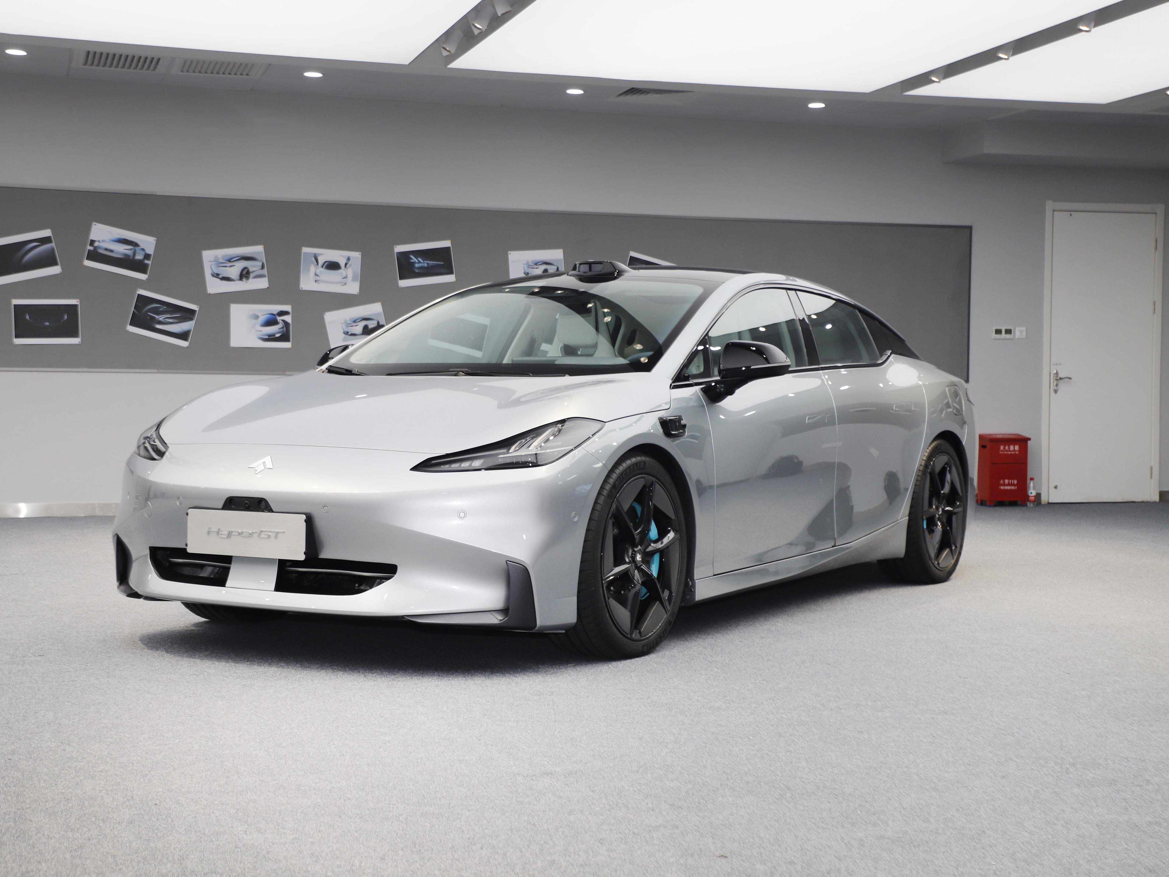 从实车图来看,新车的前脸采用的是纯电动车型常见的封闭式进气格栅