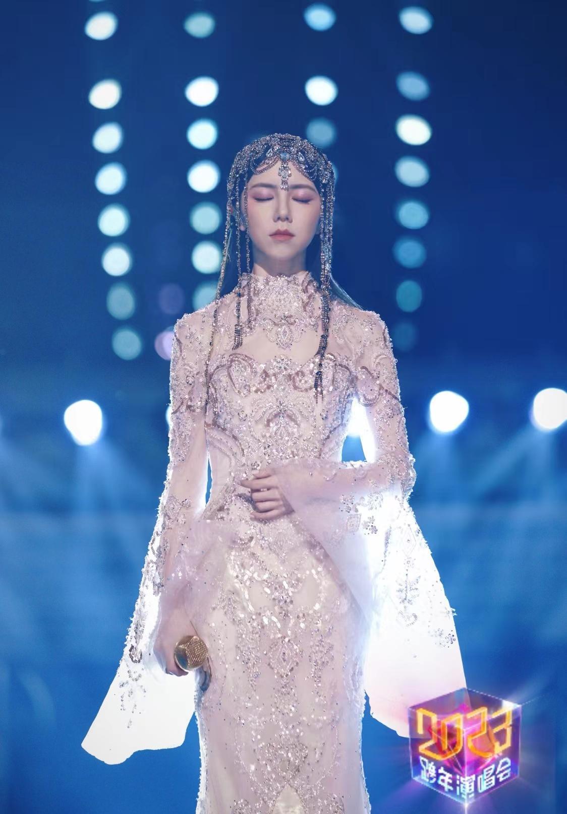 邓紫棋跨年晚会造型太美了,鱼尾长裙配精美头饰,宛如古典公主!