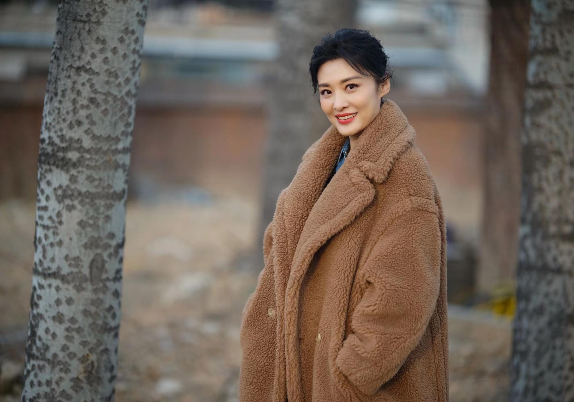 54岁周涛晒新年美照,穿一件"泰迪熊"大衣,温暖又显气质!