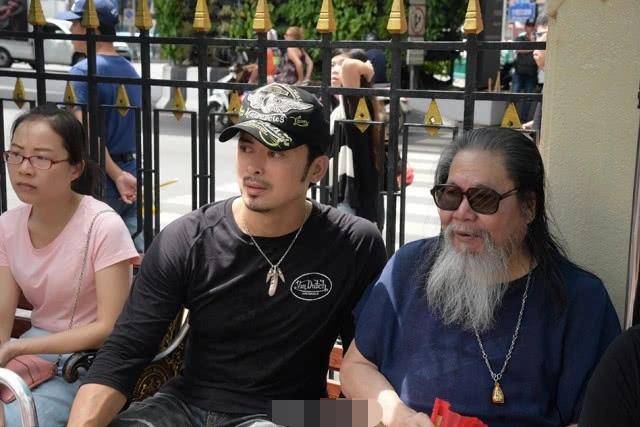 他与李小龙称兄道弟,因相貌丑陋一辈子演配角,儿子却是功夫巨星!