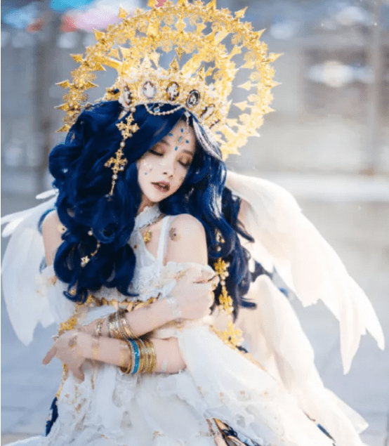 她是漫展第一lo娘,头戴太阳女神发冠,生图更是盛世美颜!