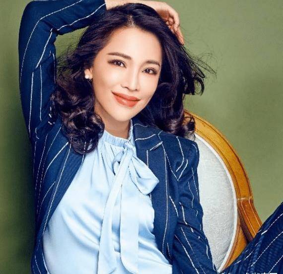 她跟赵薇是同学,大二就被导演相中,却因5个"冻死"的孩子退圈 !