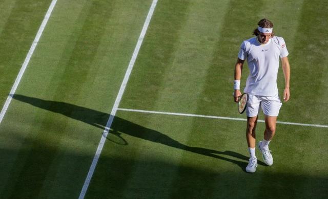 而或许是不满被对手扳平,西西帕斯直接将手中的网球,以明显的泄愤方式