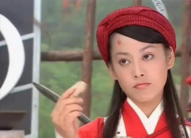 现在《乘风破浪的姐姐》大热的宁静,在里面扮演的是穆桂英,出场就是又