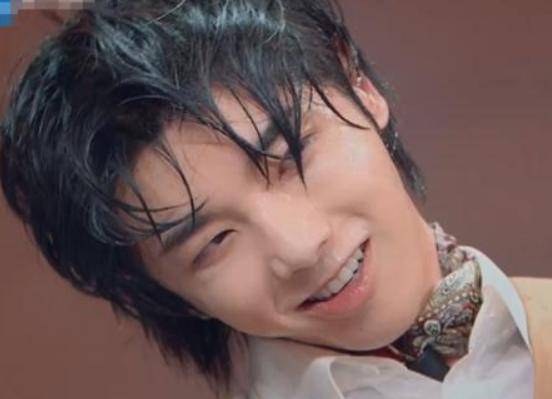 华晨宇被当众卸妆,看到素颜的他,网友:喜欢的人只会更多!