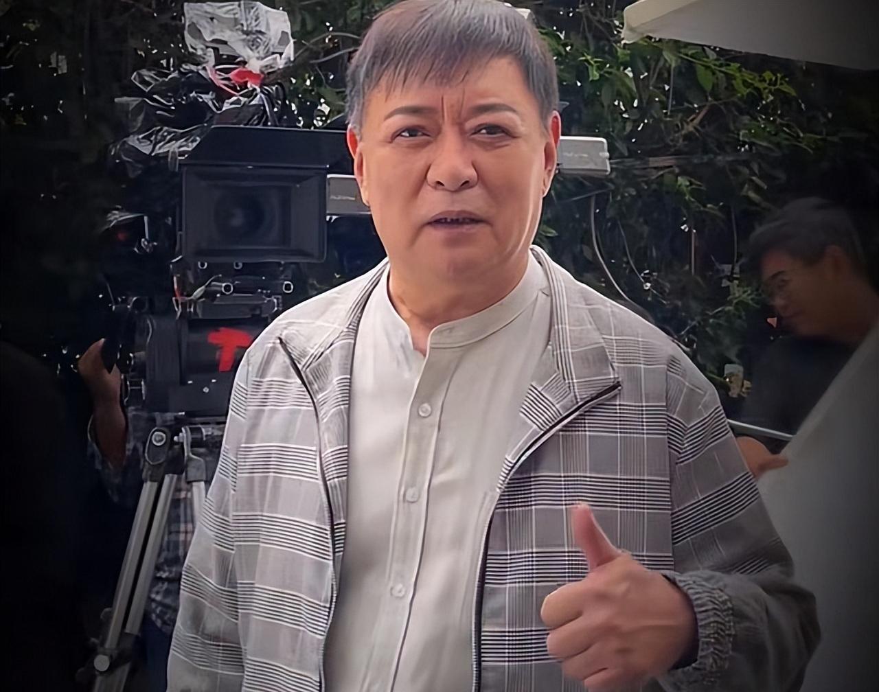 64岁迟志强现状曝,回东北老家坐电动车出行,身形严重发福_池志强