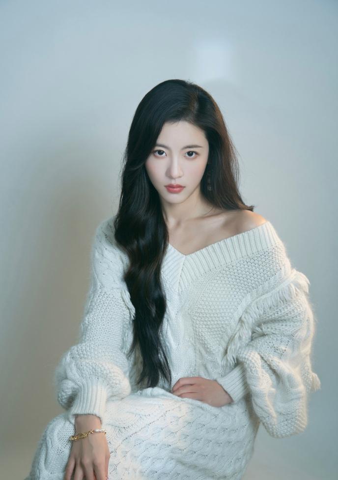 年轻女演员孙蕊晒出写真,身穿白色卫衣连衣裙微露肩,眉眼如画,期待