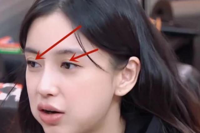 我们明显能够看到杨颖的眼睛上面贴了双眼皮胶,一切都不过是因为化妆