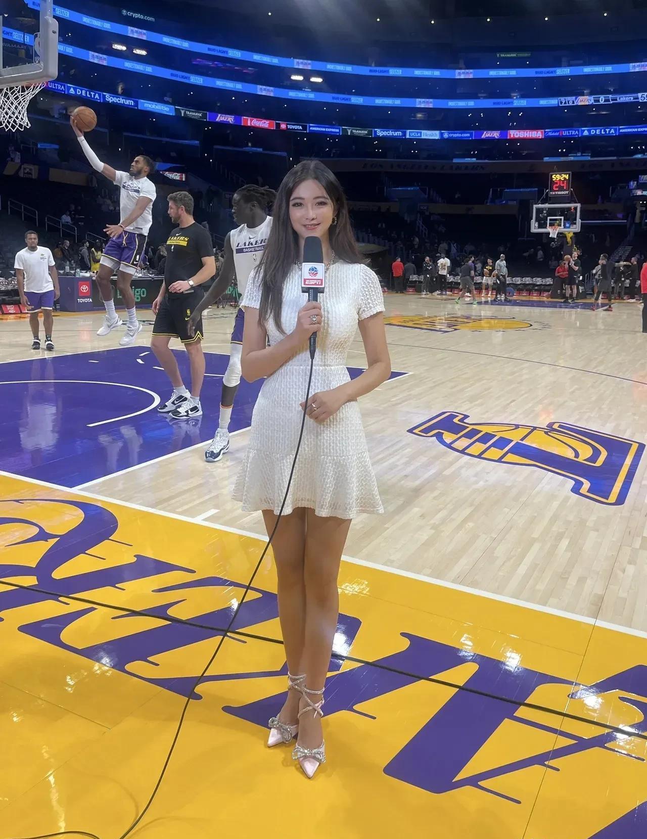 篮球女神周玲安为啥叫中国卡戴珊?凭什么她是nba最美篮球记者?
