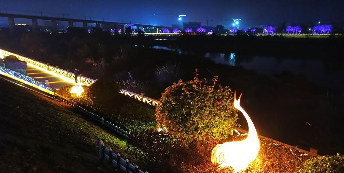 广汉金雁湿地公园,五颜六色的灯光闪亮动人_朋友_大桥_工程