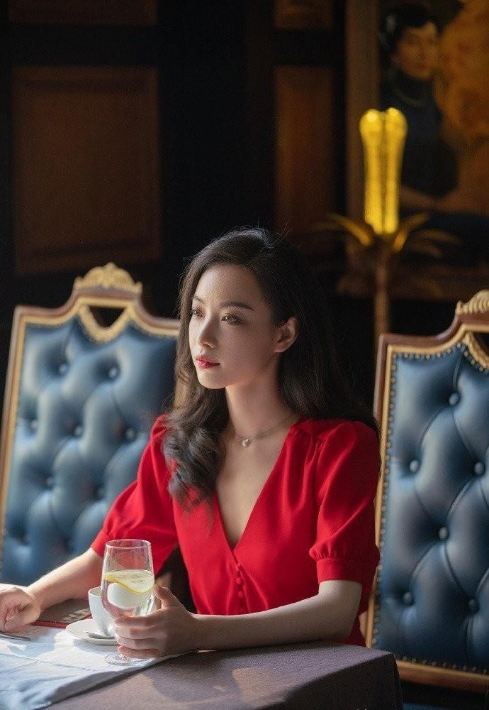 《流金岁月》倪妮大婚白纱红裙登热搜!