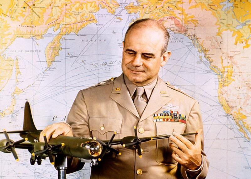 为了加快对北非的封锁,指挥西北非洲战略空军的詹姆斯·h·杜立特少将