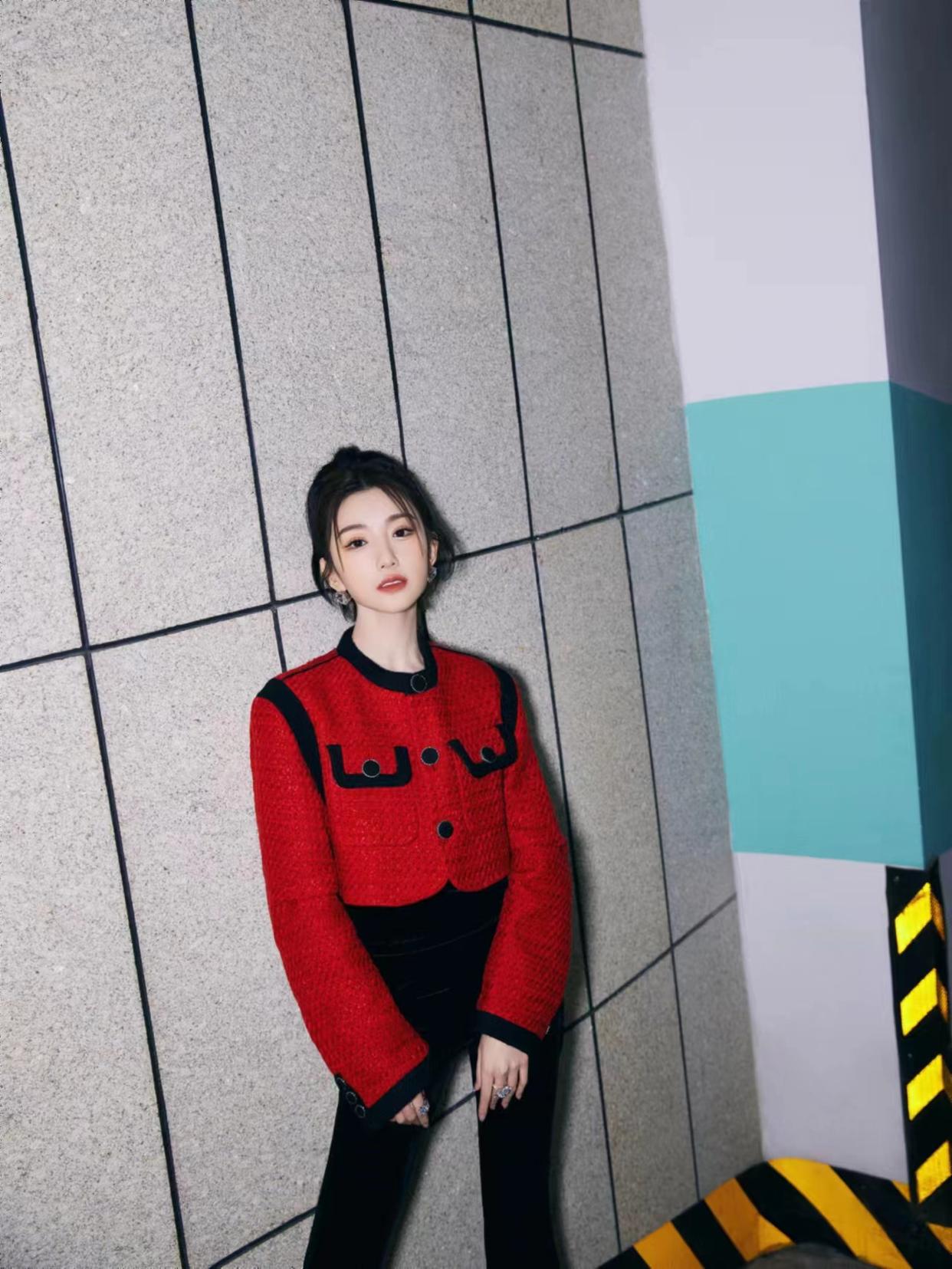 戒指等小饰品点缀造型,精致感一点儿不少,毛晓彤这么好的衣品还真的要