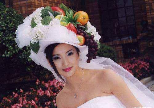 万人迷陈好一家携手外出就餐,小儿子罕见露面,富豪老公气质卓越