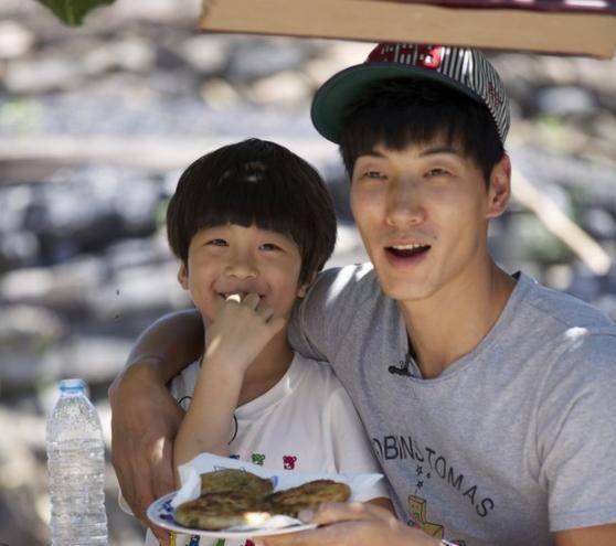 张亮儿子近照曝光,14岁烫头染发,身高超180,网友:跟森碟好配_张悦轩