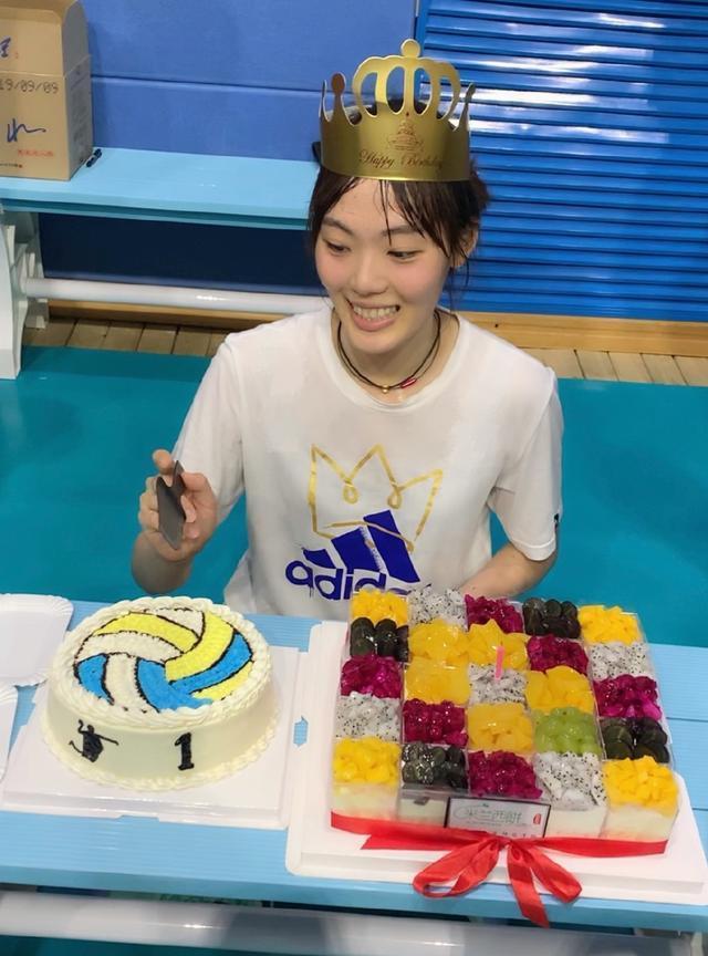 惨遭蛋糕拍脸笑容灿烂_王美懿_辽宁女排_赛季