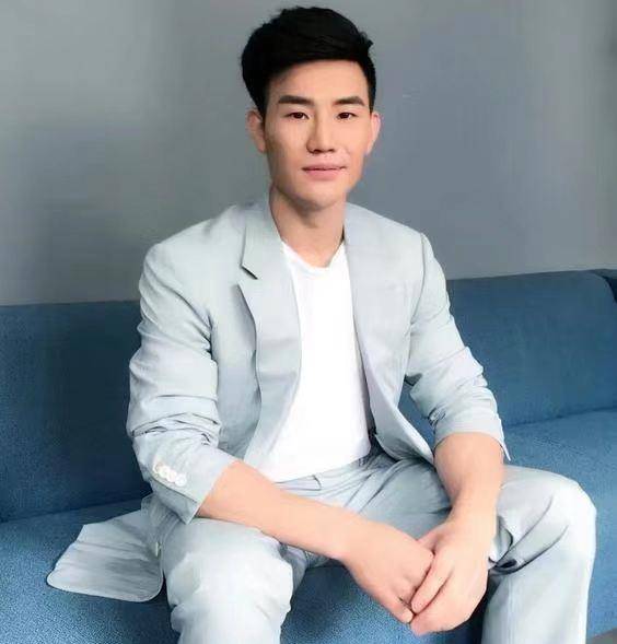 谢孟伟自称得了影帝,代言费从500万涨到1亿,还和妻子闹分手_四合院