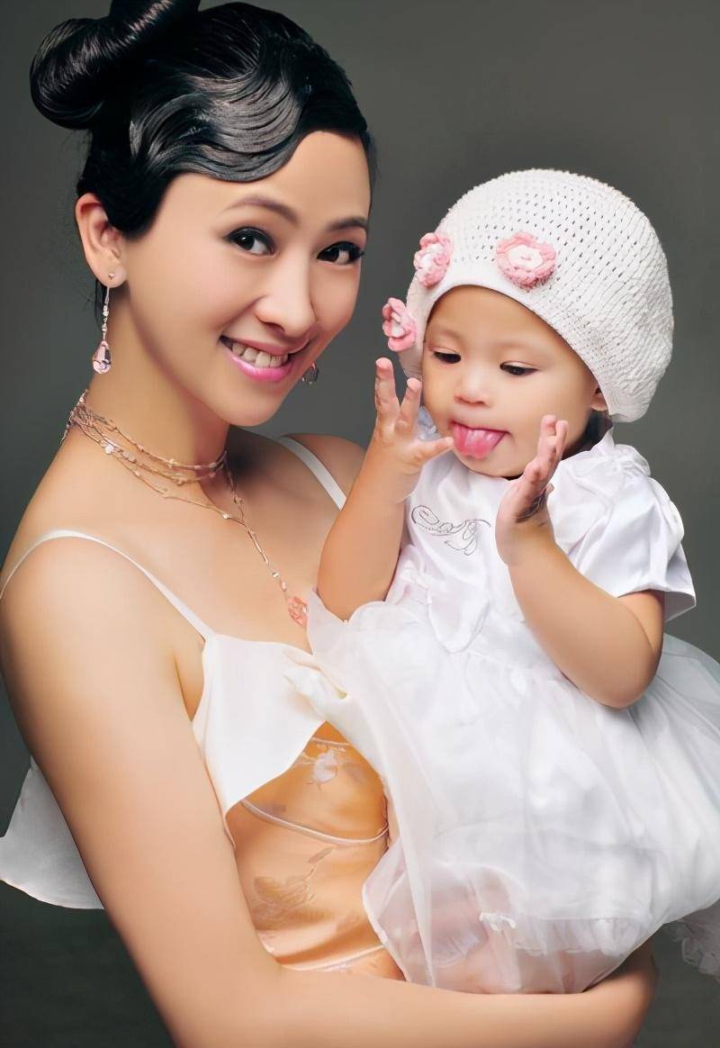 亚姐冠军翁虹晒美照,被小三岁丈夫宠成少女,女儿有一股混血风_伍伟杰