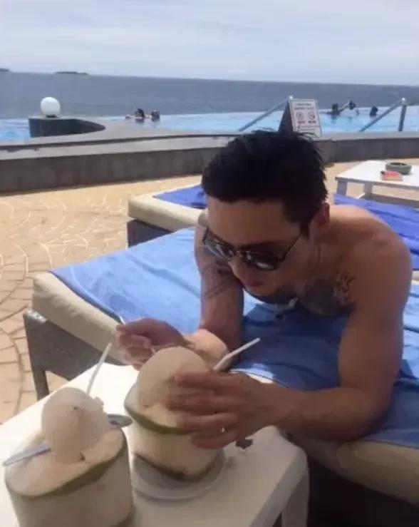 因为忙于工作两人好几天没见面,俞晓东前一天晚上来到王暖暖家门口