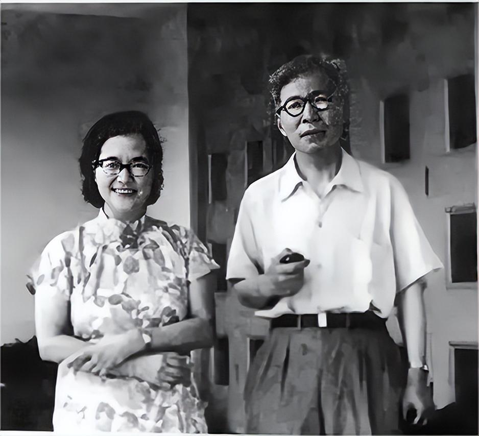 凌淑华表面答应着丈夫,背地里却继续同朱利安藕断丝连.